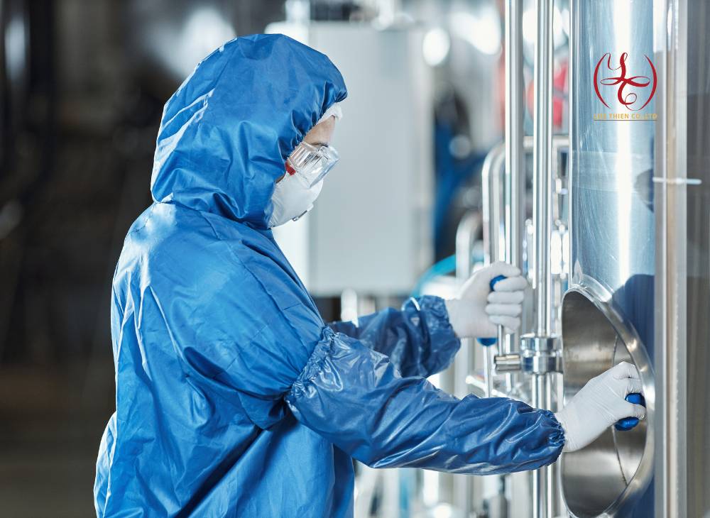Trang bị đầy đủ đồ bảo hộ khi làm việc với hóa chất